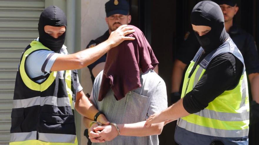 El detenido, a la salida de su domicilio con la policía. Foto: Fernando Bustamante