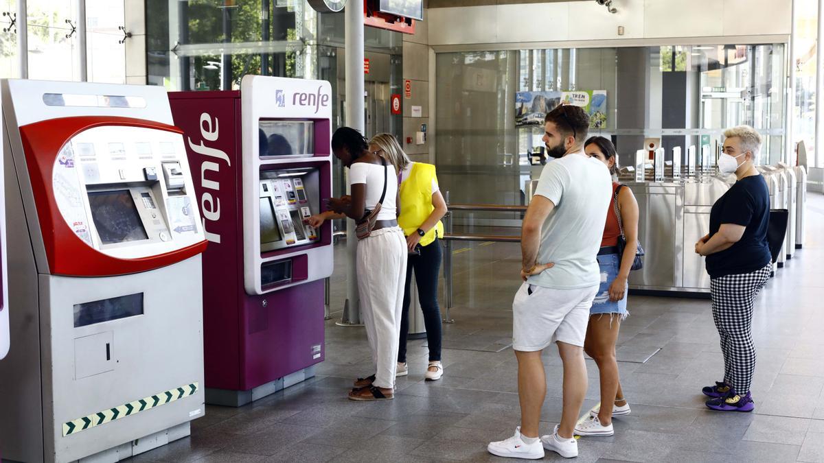 Colas para obtener el abono gratuito de Renfe.