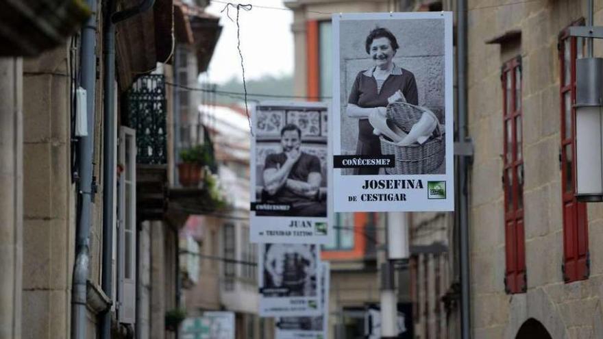 Varias fotografías colgadas en la Rúa Real. // G. Santos