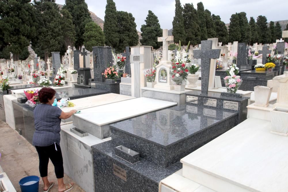 Preparativos del Día de Todos los Santos en el Cem