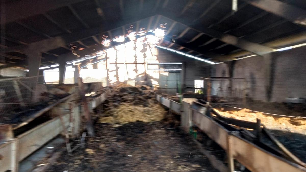 Interior de la nave calcinada por un incendio en Aranga.