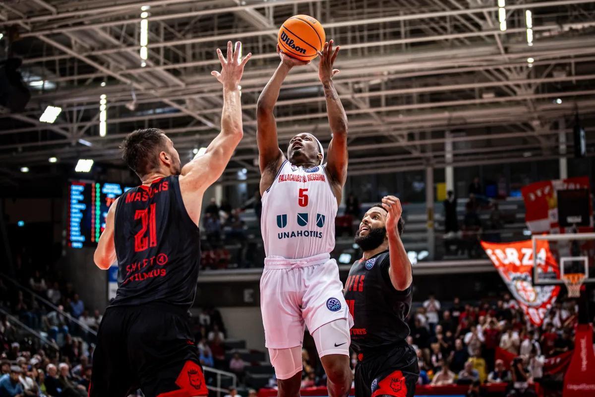 Imagen de un enfrentamiento entre Rytas Vilnius y Pallacanestro Reggiana.