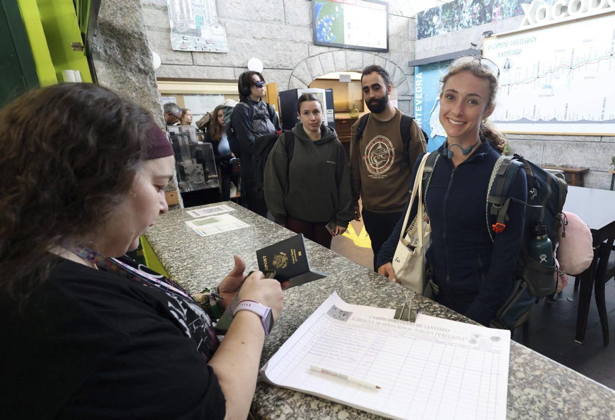 Peregrinos se registran en el albergue de peregrinos público de Pontevedra.