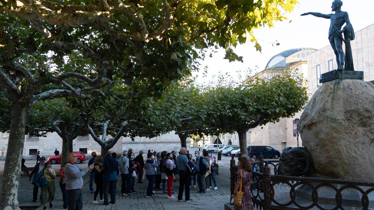 Turistas en la plaza de Viriato de Zamora