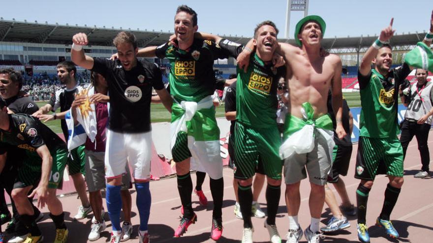 Los jugadores del Elche celebran el ascenso a Primera División en el campo del Almería