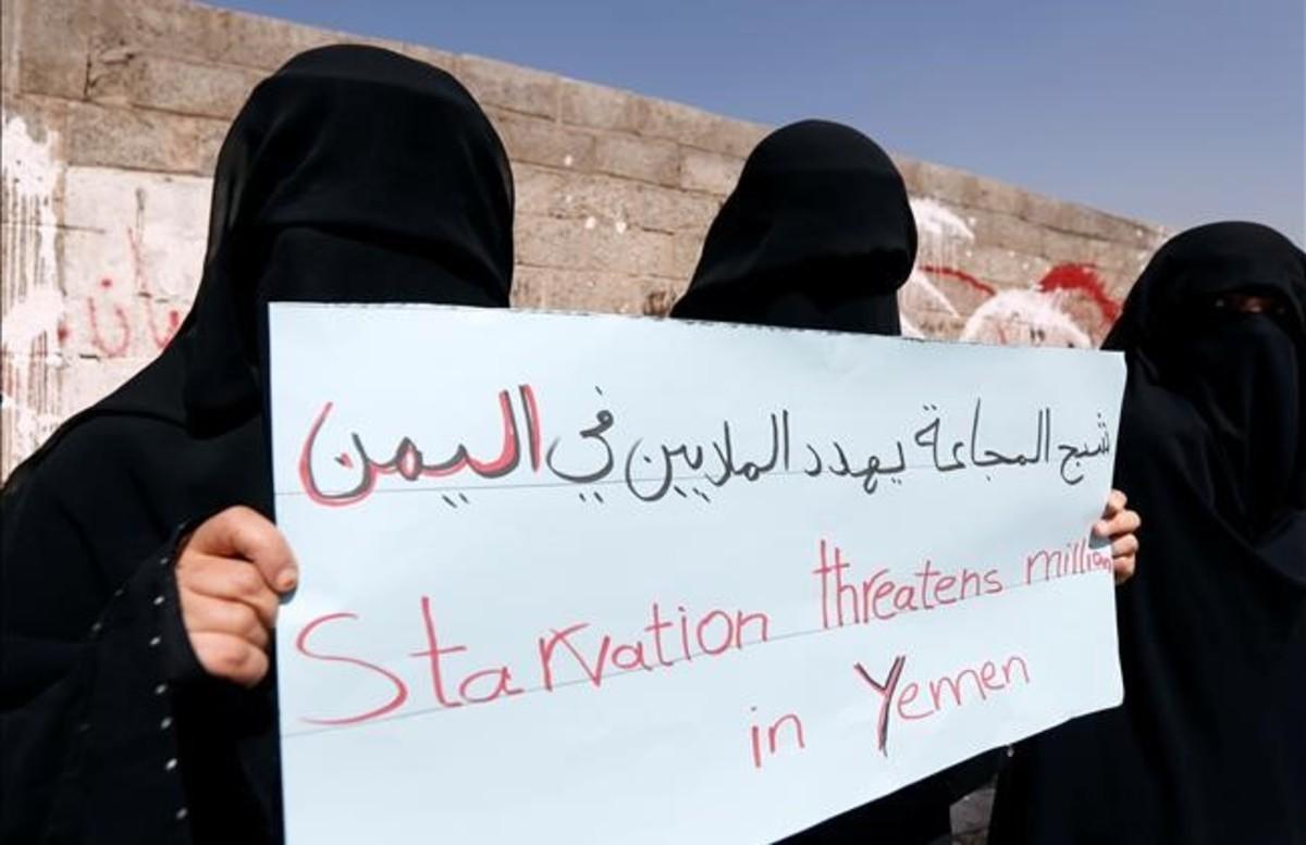 Varias mujeres protestan contra el hambre durante el Día Internacional de la Mujer en  las oficinas de las ONU en Yemen.