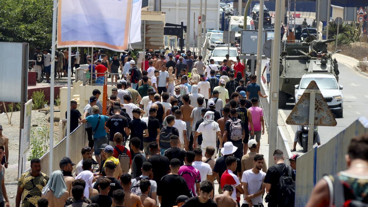 Feijóo mira a los servicios de inteligencia y el Gobierno asegura que el CNI no tenía constancia en una entrada masiva