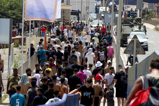 Ceuta mira "con preocupación" los 5.000 migrantes que estiman se han quedado por la ciudad
