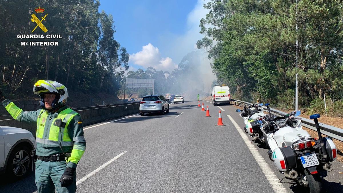 Un incendio en Tui obliga a cortar un carril de la A-55 en sentido Vigo