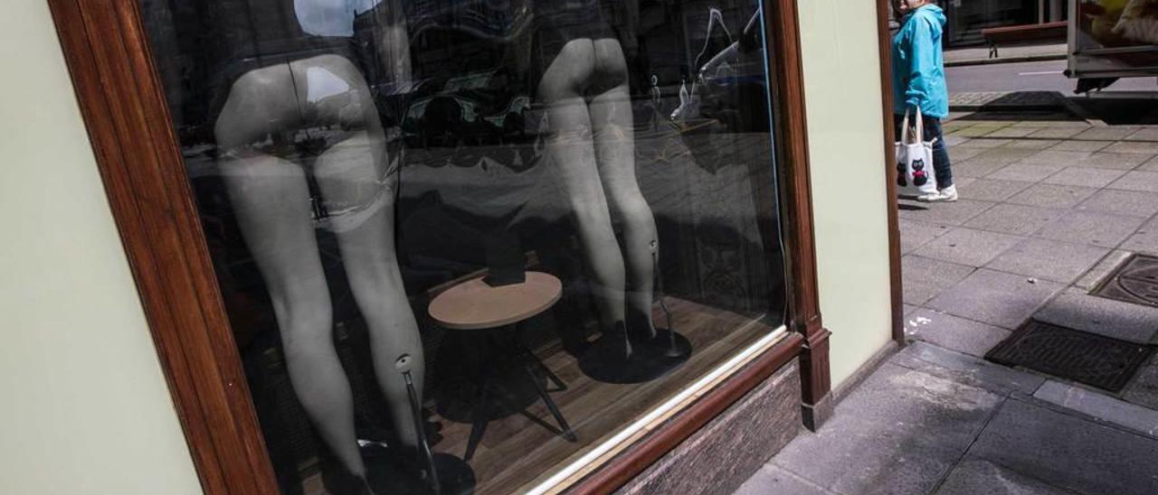 Una céntrica tienda de moda de Oviedo, cerrada y con los maniquíes desnudos. Miki López