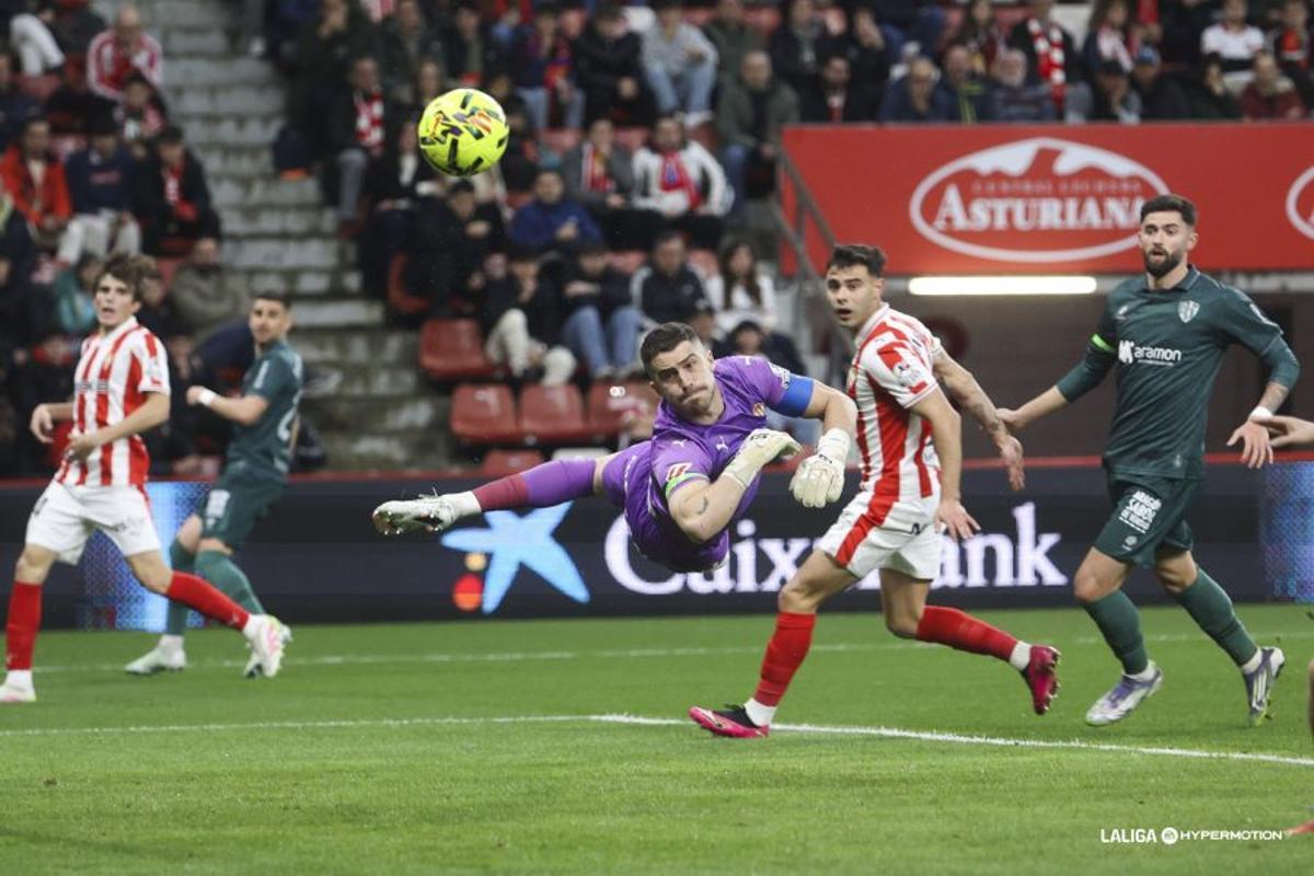 Rubén Yáñez realiza una parada tras un disparo del conjunto altoaragonés en El Molinón.
