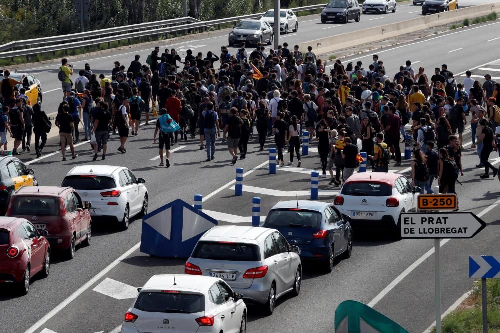 Els manifestants arribant a l''aeoport del Prat