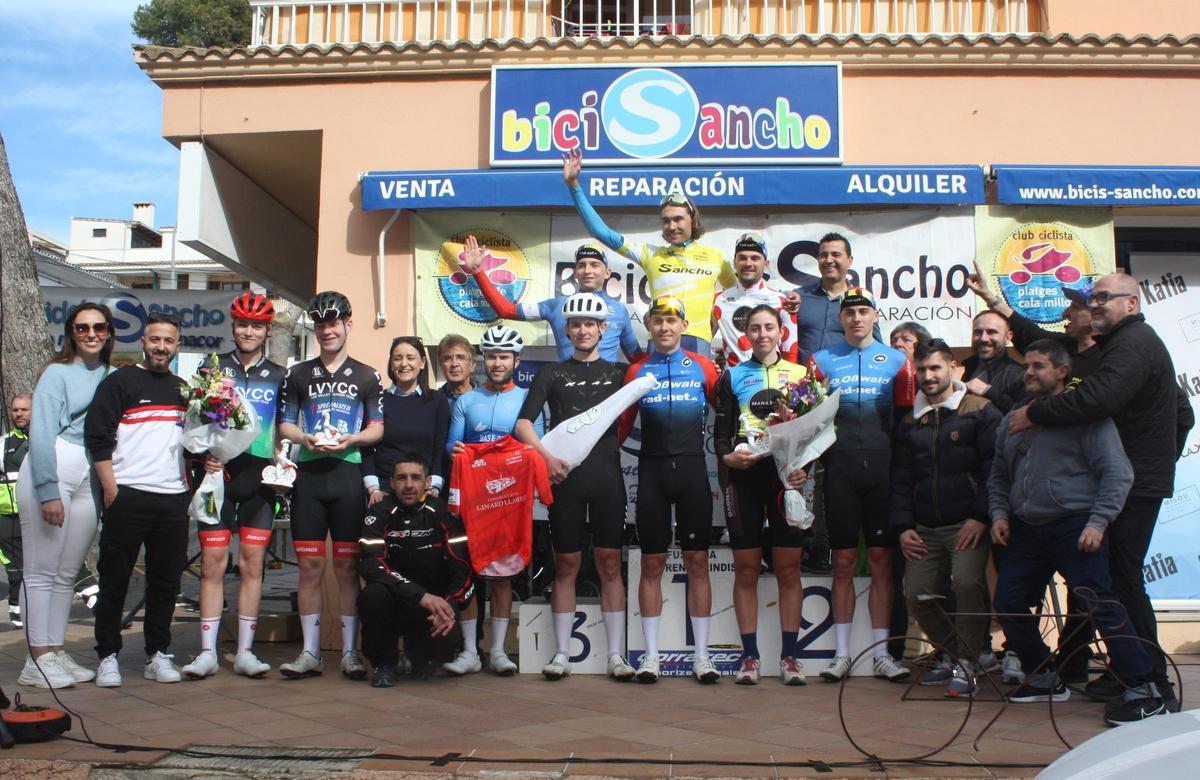 Ciclismo. 'Un hivern a Mallorca'. Podio final con todos los ciclistas premiados en Cala Millor