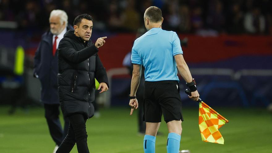 Xavi es dirigeix a l'àrbitre del Barça-PSG