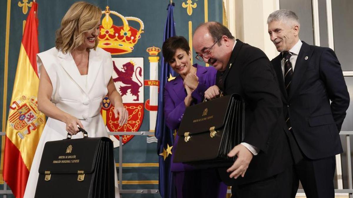 Miquel Iceta entrega la cartera de Deportes a Pilar Alegría.