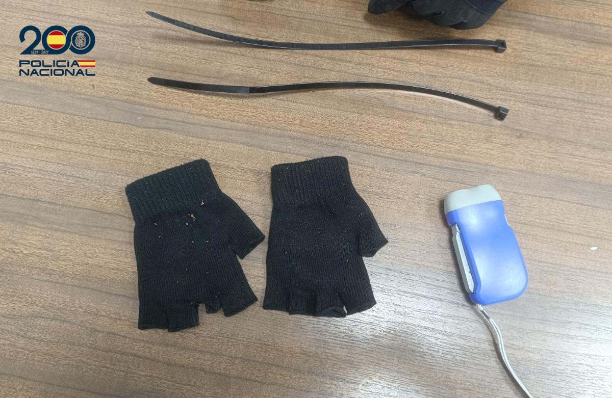 Efectos intervenidos a los ladrones en coches aparcados en La Soledat.