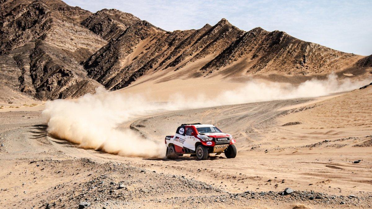 Alonso y Coma, en acción con el Toyota Hilux en el desierto saudí