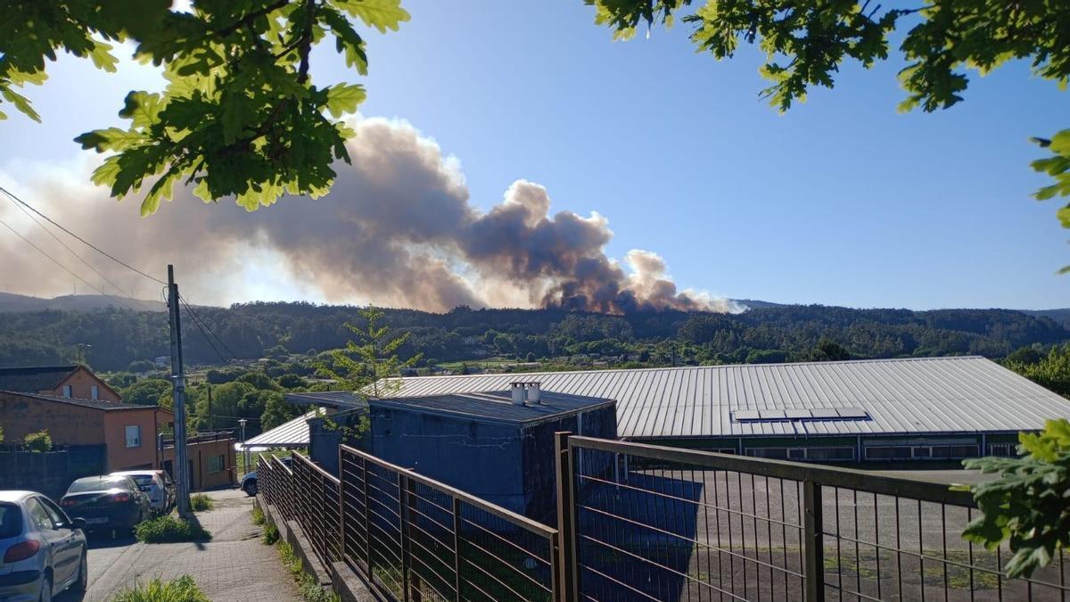 Columna de humo de un incendio registrado en Rois en abril de 2024.