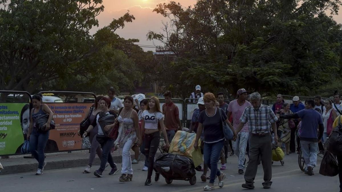 Venezolanos cruzan el puente Simón Bolívar entre Venezuela y Colombia