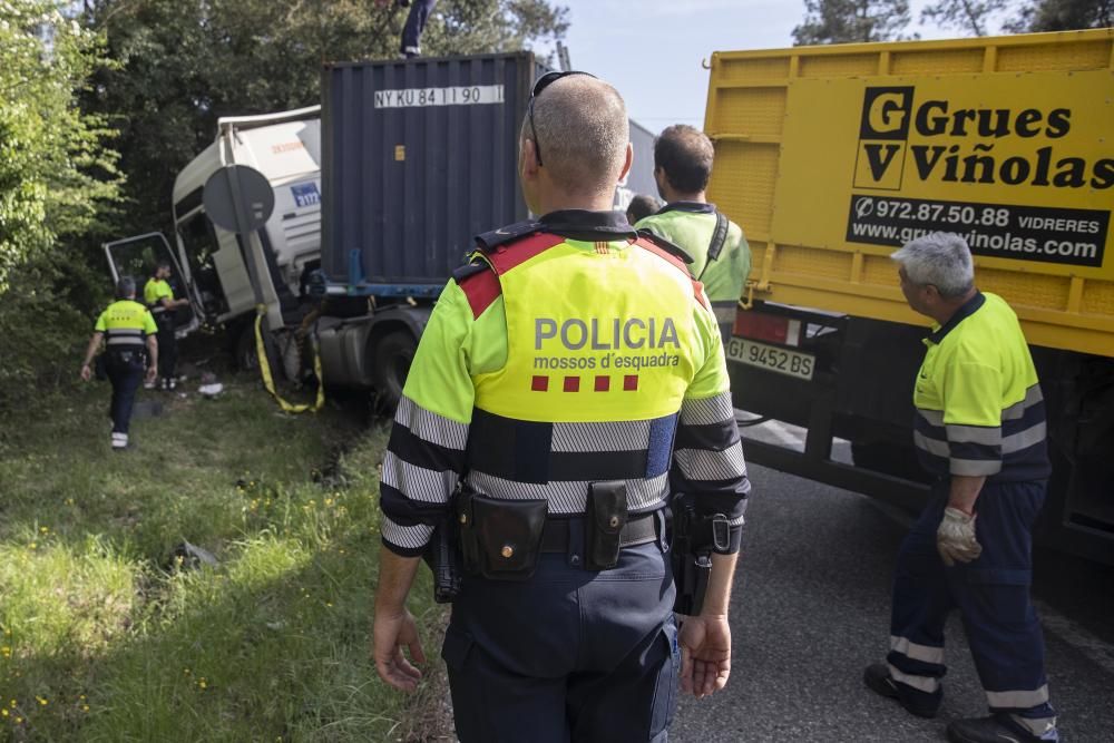 Els ocupants d''un cotxe moren en un xoc frontal amb un camió a Maçanet