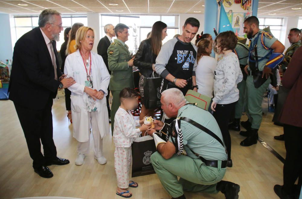 Visita de La Legión y la Cofradía de Mena a los niños del Hospital Materno.