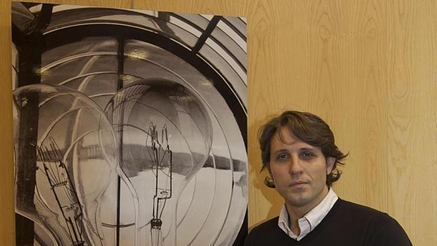 Manuel Castaño, junto a una de las fotografías de su nueva exposición.