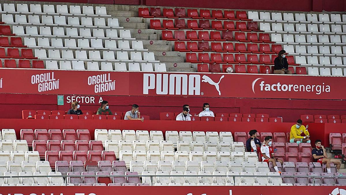 Una imatge de la tribuna sense públic només amb els jugadors suplents i no convocats.  | MARC MARTÍ