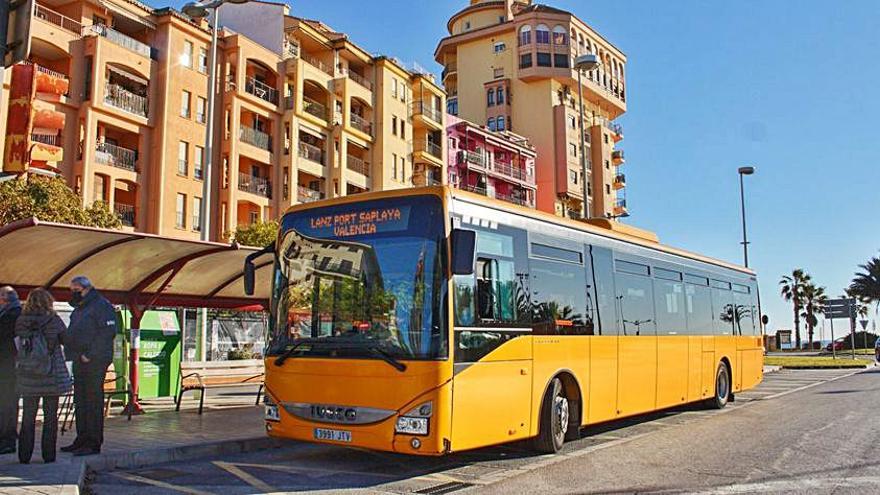 Autobús lanzadera entre València y Port Saplaya. | EUROPA PRESS