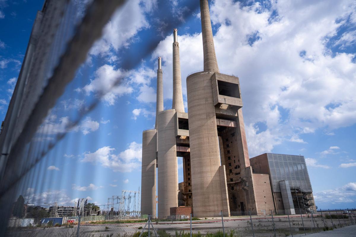 Sant Adrià de Besòs, 26/09/2025. Sociedad. Vista de la subestación eléctrica de las Tres Chimeneas y los terrenos adyacentes. Foto: Zowy Voeten