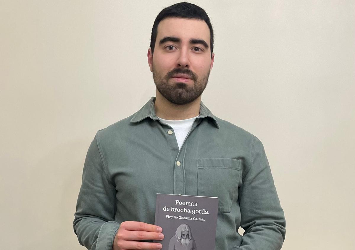 Juan Gitrama, posando con el libro que ha ilustrado.