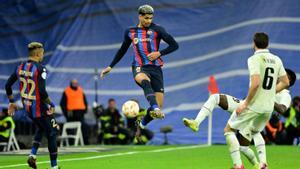 Barcelonas Uruguayan defender Ronald Araujo (C) jumps to control the ball during the Copa del Rey (Kings Cup) semi final first leg football match between Real Madrid CF and FC Barcelona at the Santiago Bernabeu stadium in Madrid on March 2, 2023. (Photo by JAVIER SORIANO / AFP)