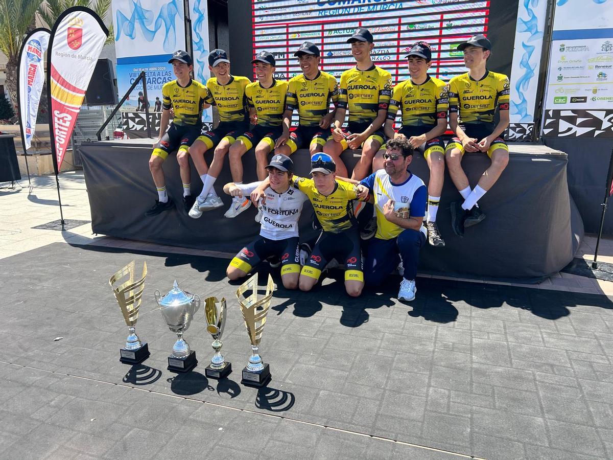 El equipo junior del CC Ontinyent con el trofeo de campeón en la Vuelta de Murcia.