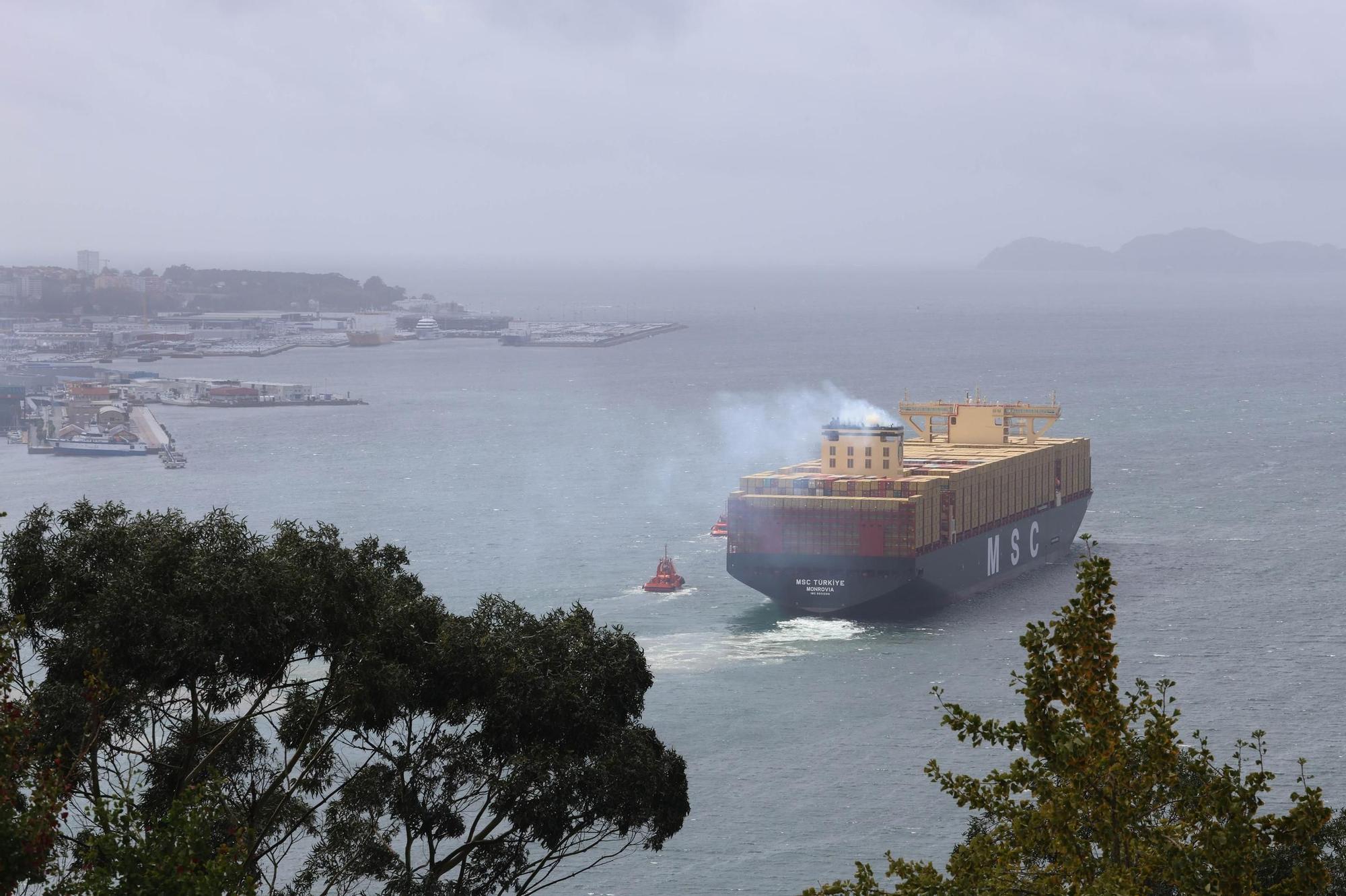 El mayor portacontenedores del mundo atraca en Vigo