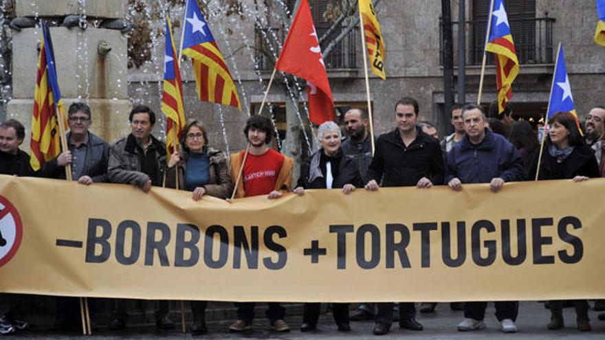 Los manifestantes portaban pancartas en la que se podía leer &#039;Menos Borbones y más tortugas&quot;