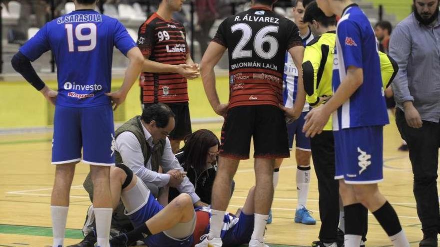 Diego, jugador del OAR, es atendido de su lesión, ayer, en el Lalín Arena. // Bernabé/Javier Lalín