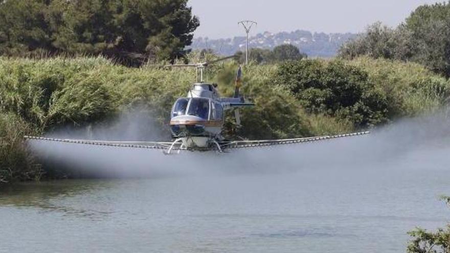 Un helicòpter fumiga contra el mosquit tigre