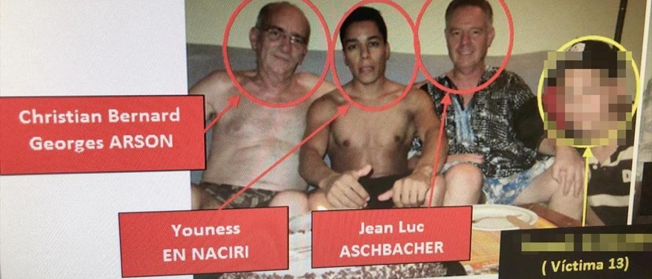 Els tres líders de la xarxa al costat d&#039;una víctima en una imatge recuperada pels Mossos