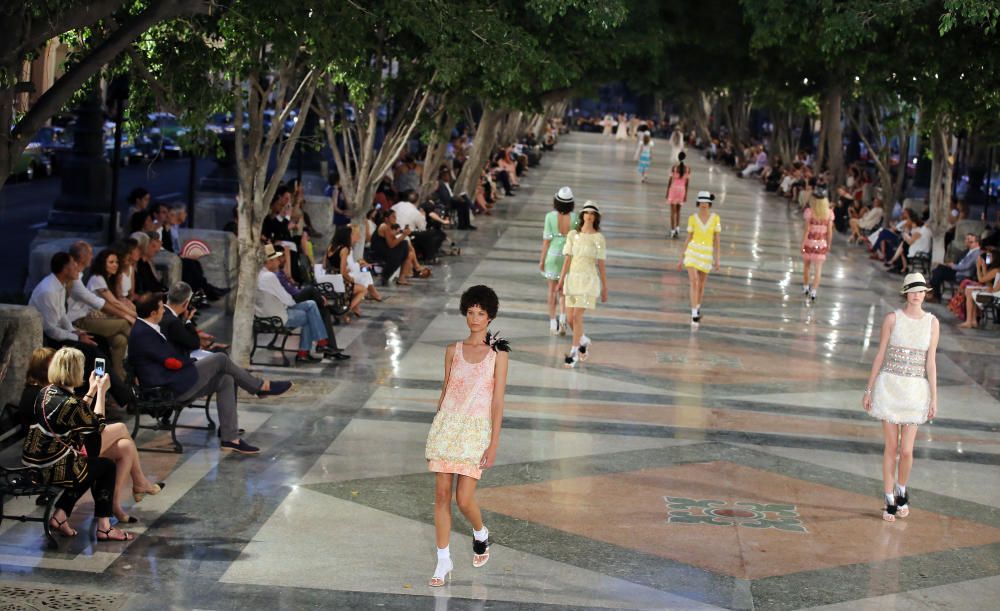 Modelos lucen prendas de Chanel durante la primera pasarela en La Habana.