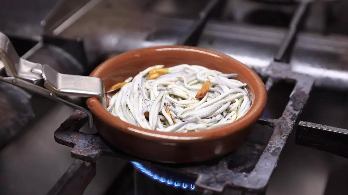 Cocinando una tapa de angulas.
