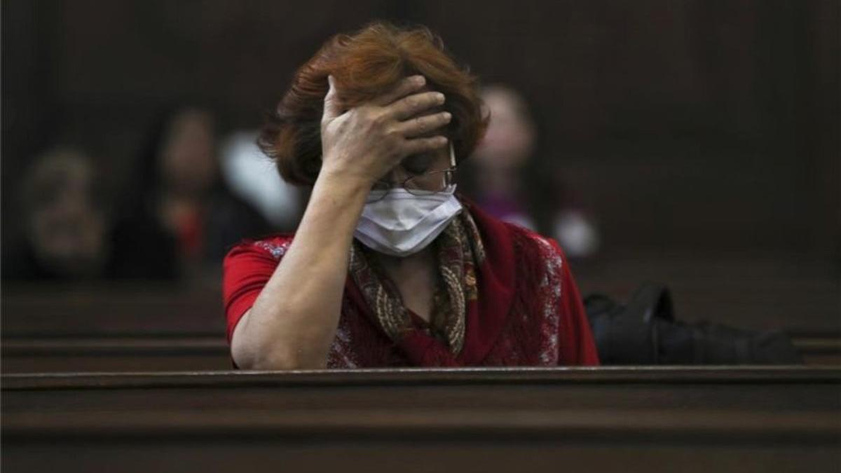 Una mujer con una mascarilla por el coronavirus.