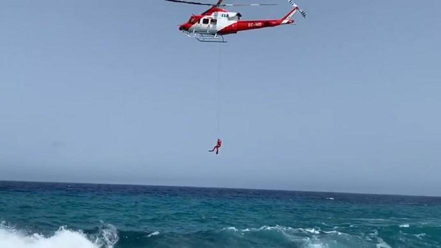 El helicóptero del GES rescata a un bañista en apuros en Fuerteventura