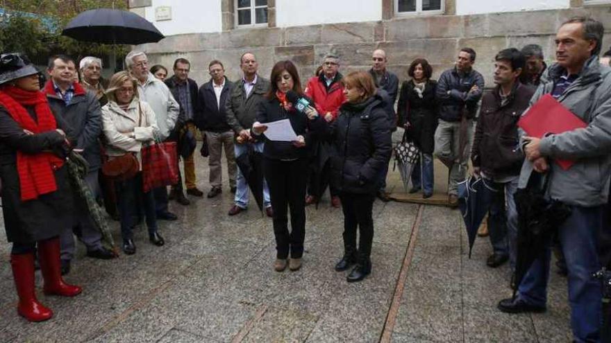 Lago lee un comunicado, ayer, durante la concentración ante el MARCO. // Ricardo Grobas