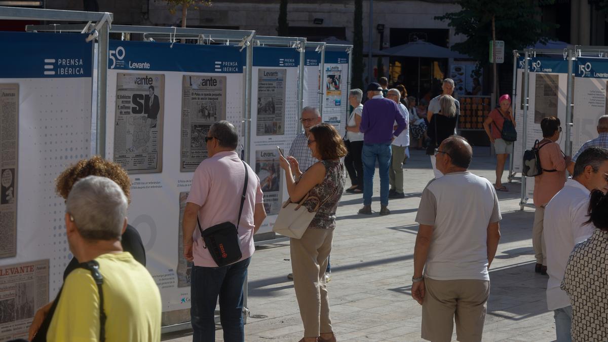 Visitantes en la exposición de Levante-EMV el domingo.