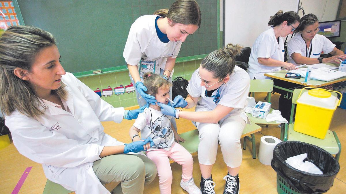 Sanitarias administran la vacuna intranasal contra la gripe a una niña en un colegio de Murcia, el pasado mes de septiembre.