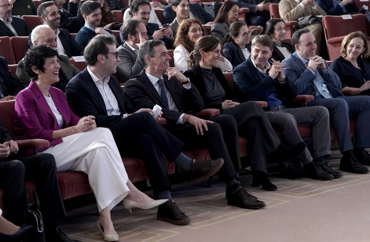 El presidente del Gobierno, Pedro Sánchez, junto a varios de sus ministros en un acto.