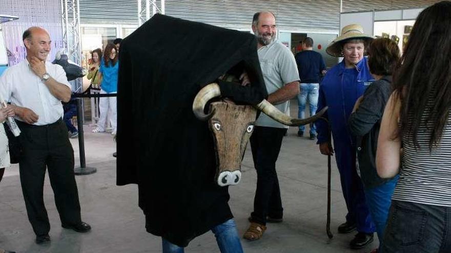 La Vaca Bayona en una exhibición de mascaradas.