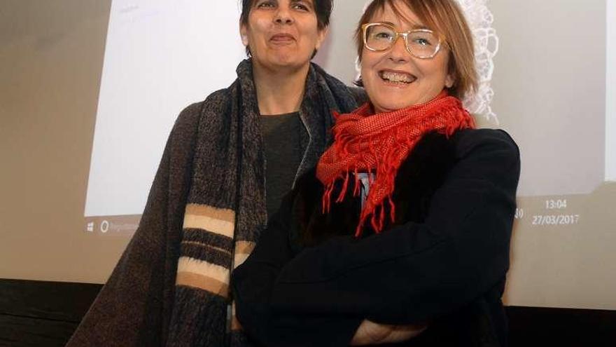 Silvia García, decana de Bellas Artes, y Lola Dopico, del grupo DX7./RV