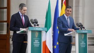 Simon Harris, primer ministro de Irlanda, y Pedro Sánchez, presidente del Gobierno