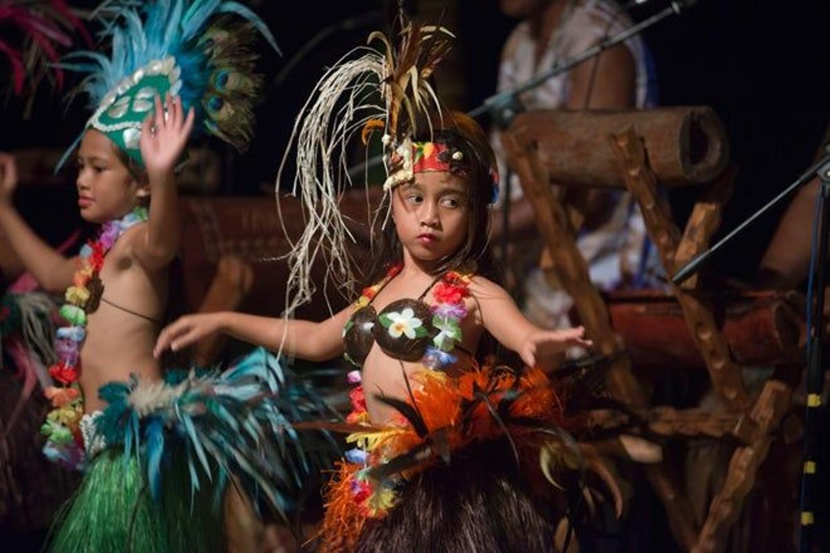 Las danzas maoríes, que fueron prohibidas por lascivas por los misioneros, se han recuperado con toda su fuerza y hoy son uno de los pilares de la identidad de las Cook.