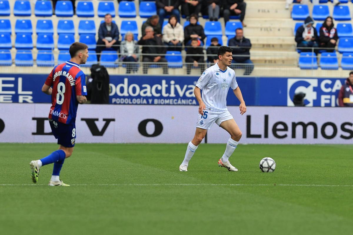 Miguel Loureiro controla el esférico ante la presencia de Jordi Martín en el Alcoraz